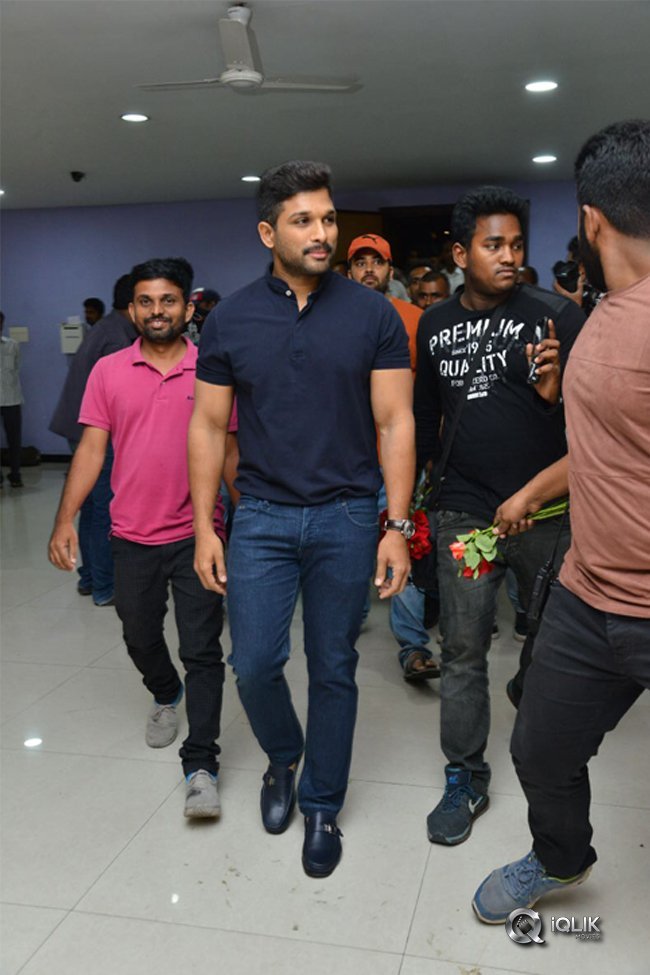 Army-People-Watching-Naa-Peru-Surya-Naa-illu-India-Movie-Photos